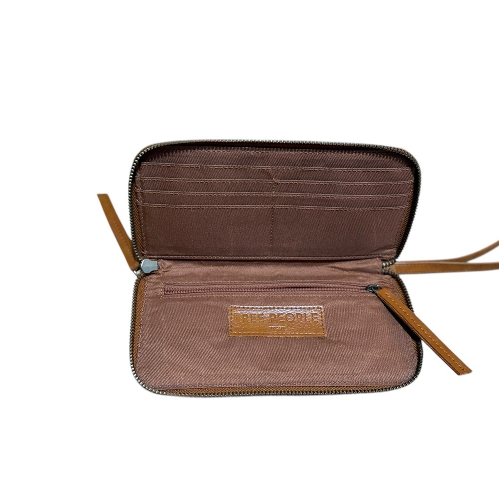 Free People Brown Leather Wristlet Wallet
Preowned excellent condition no Flaws - Picture 7 of 10